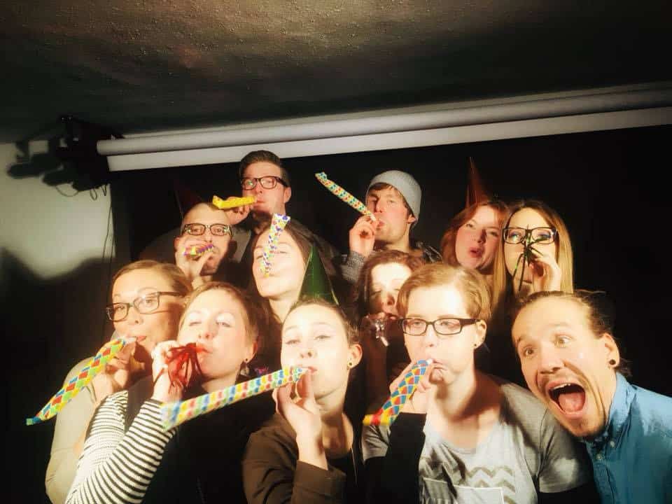 Gruppenfoto mit Partytröten und Hütchen