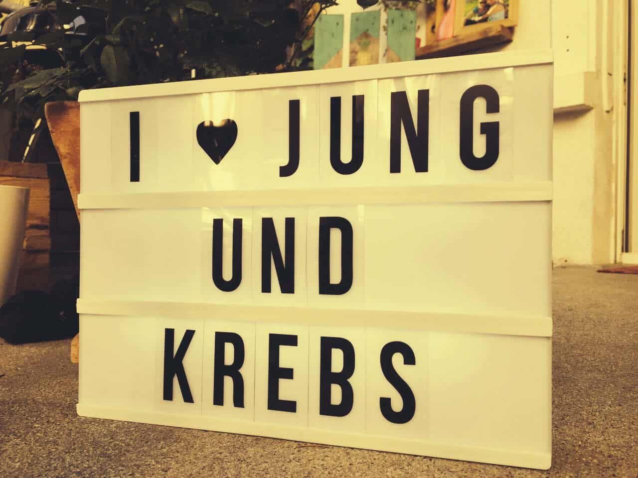Leuchtkasten mit der Aufschrift „I ♥ Jung und Krebs“